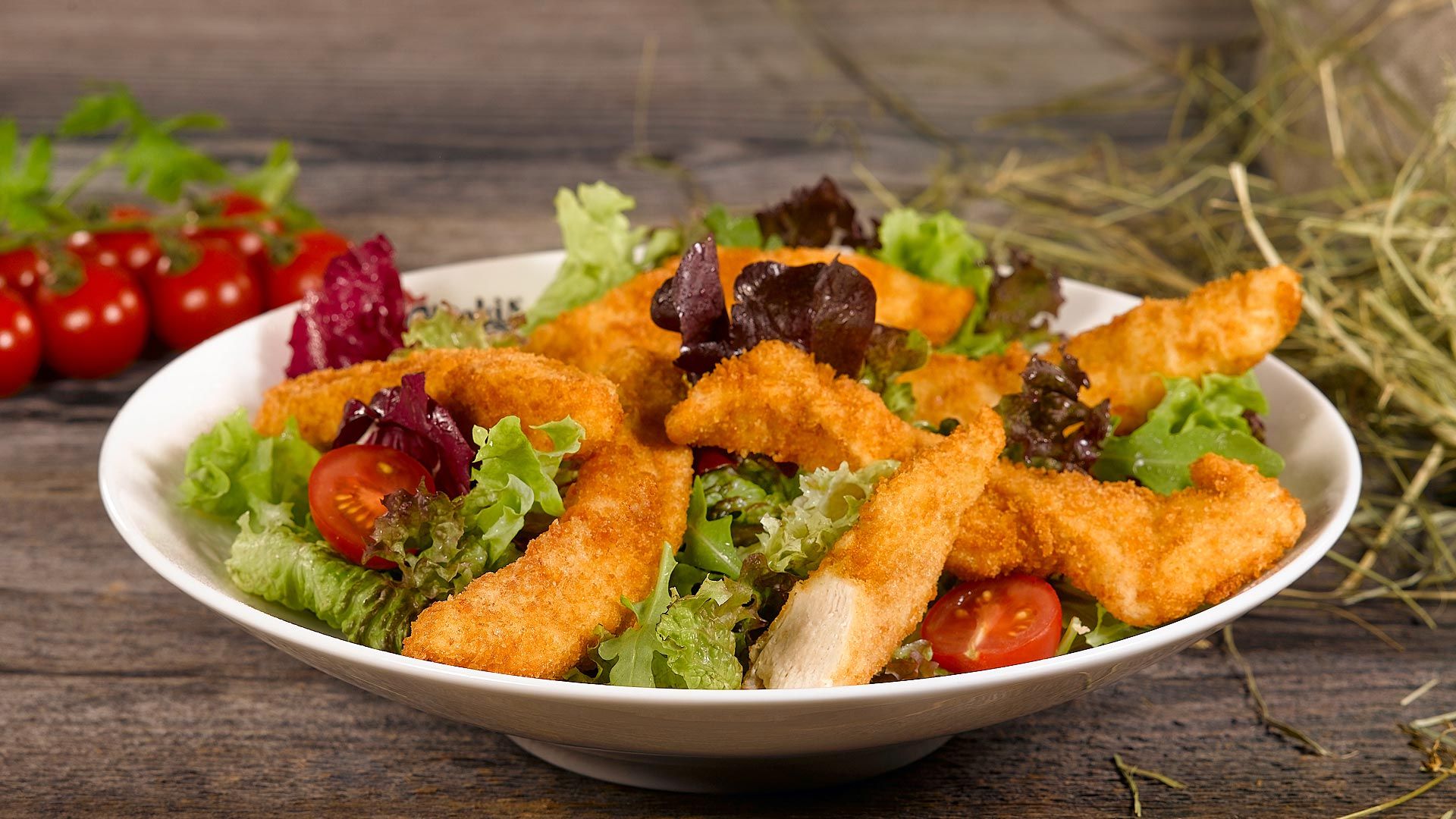 Gebackene Filetstreifen auf buntem Salat - CHICKIS - weil´s schmeckt